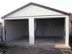 Монтирани двоен гараж с мазилка и фронтон покрив