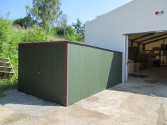 Метален гараж с навес на покрива в RAL